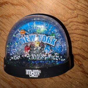 M&M'S New York Snow Globe with Colorful Characters